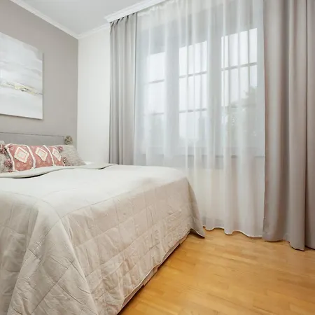 Spacious Filtry Near Pola Mokotowskie By Renters Apartment
