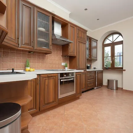 Spacious Filtry Near Pola Mokotowskie By Renters *