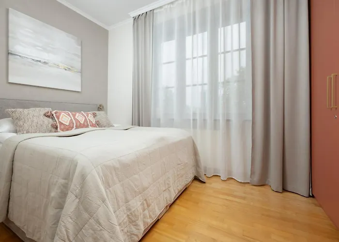 Spacious Filtry Near Pola Mokotowskie By Renters Apartment